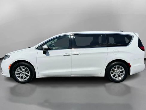 Used 2023 Chrysler Pacifica Touring-L FWD image 15