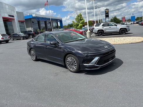 Used 2025 Hyundai Sonata Limited FWD image 2