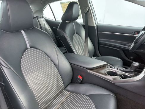 Used 2022 Toyota Camry SE w/ Convenience Package image 4