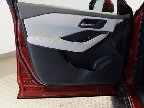 Used 2025 Nissan Rogue SV image 12