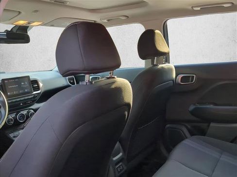 Used 2024 Hyundai Venue SEL image 16