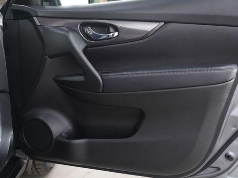 Used 2019 Nissan Rogue SV w/ Sun & Sound Touring Package image 9