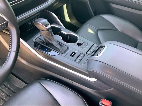 Used 2021 Toyota Highlander XLE image 17