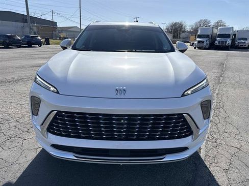 Used 2025 Buick Envision Avenir AWD/4WD image 2