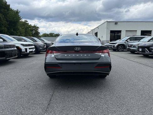 New 2026 Hyundai Elantra SE FWD image 3
