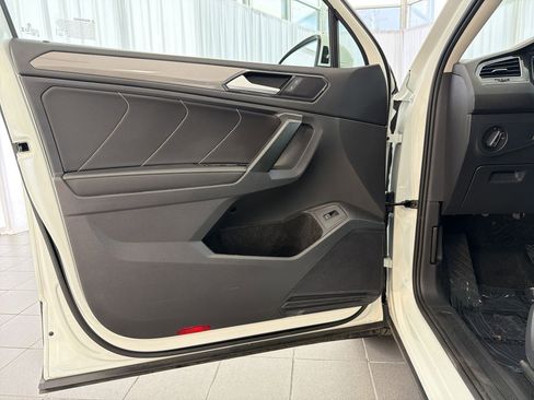 Used 2024 Volkswagen Tiguan SE w/ Panoramic Sunroof Package image 22