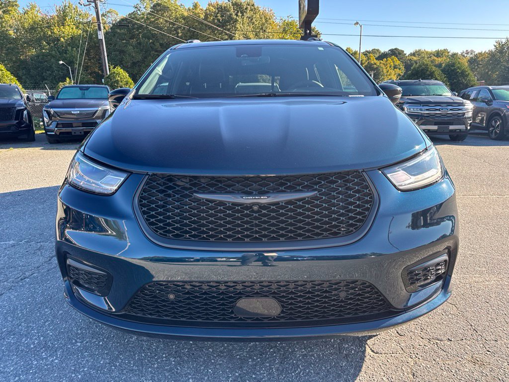 Used 2025 Chrysler Pacifica Premium FWD image 9