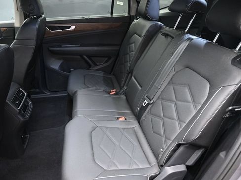 Used 2025 Volkswagen Atlas SE FWD image 15