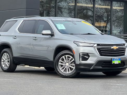 Used 2023 Chevrolet Traverse LT image 3