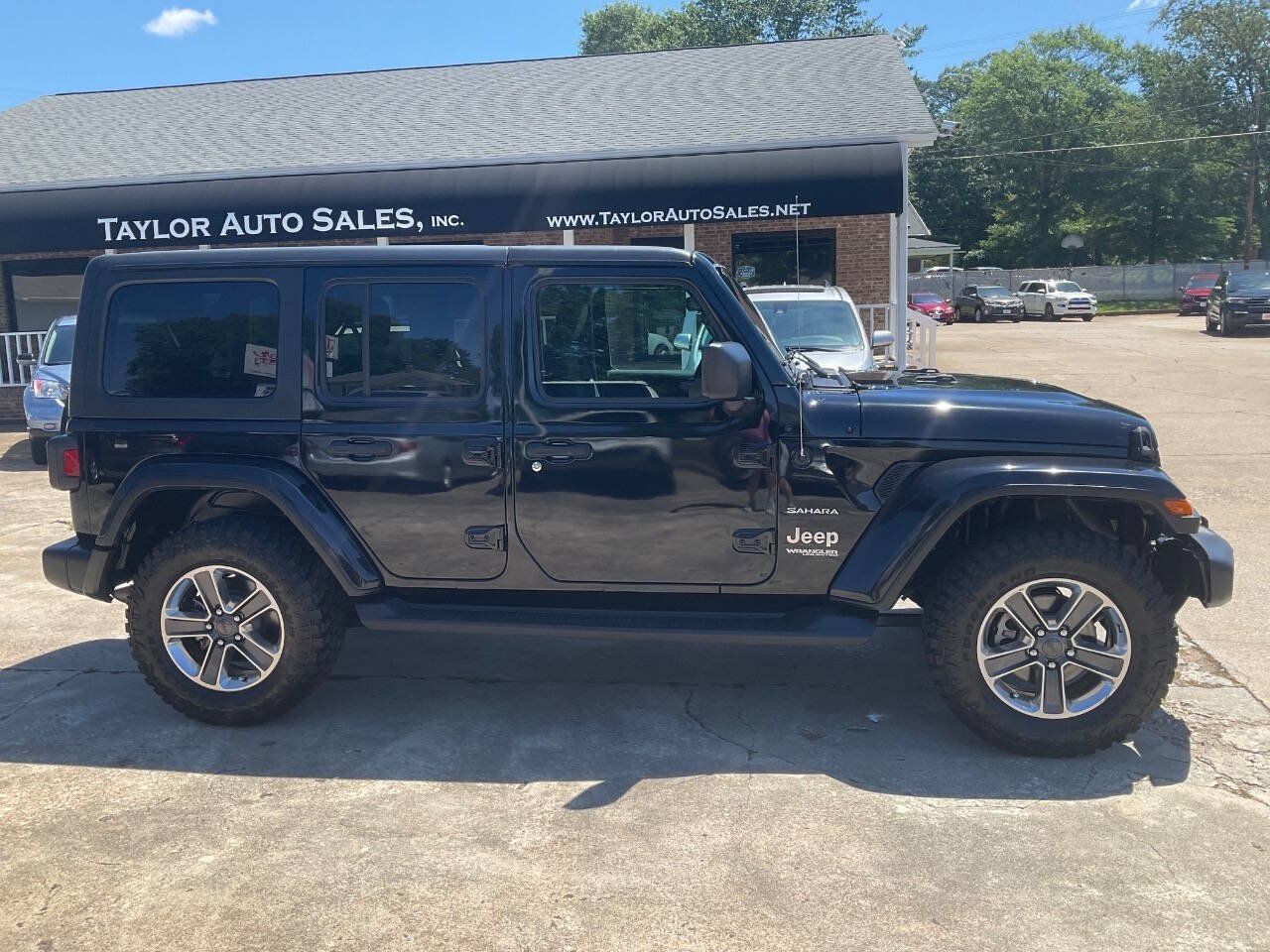 Used 2020 Jeep Wrangler Unlimited Sahara AWD/4WD image 2