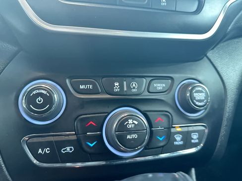 Used 2022 Jeep Cherokee Trailhawk w/ Sound & Nav Group image 29