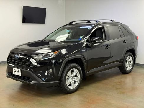 Used 2019 Toyota RAV4 XLE AWD/4WD image 2
