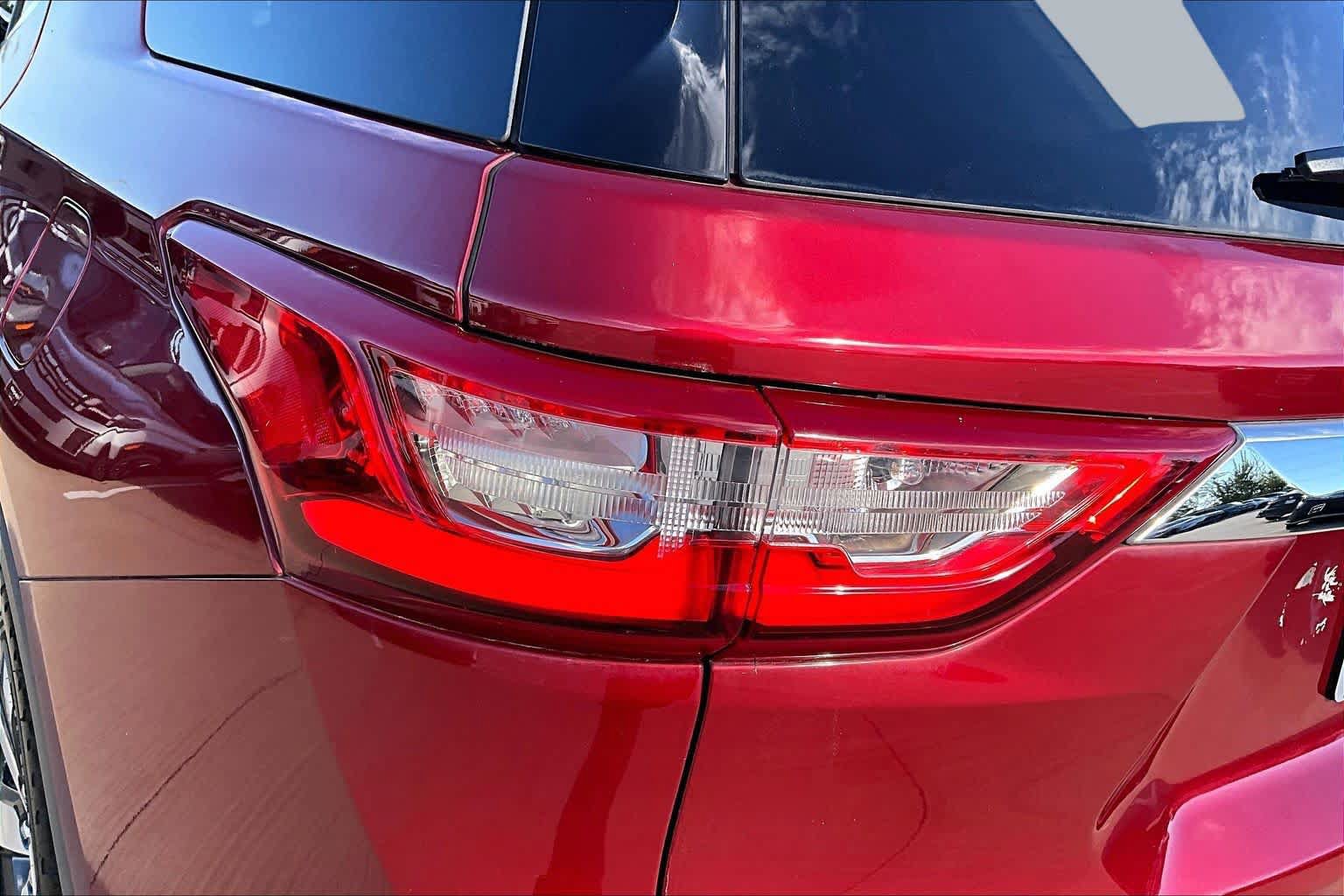 Used 2020 Chevrolet Traverse LT w/ LT Premium Package FWD image 26