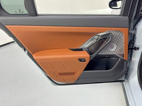 Used 2023 BMW i7 xDrive60 w/ Executive Package 2 image 53