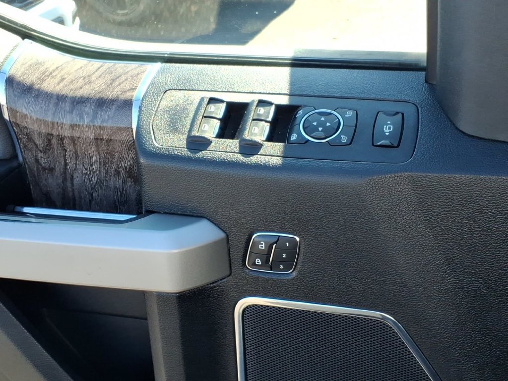 Used 2019 Ford F350 Lariat w/ Lariat Ultimate Package AWD/4WD image 4