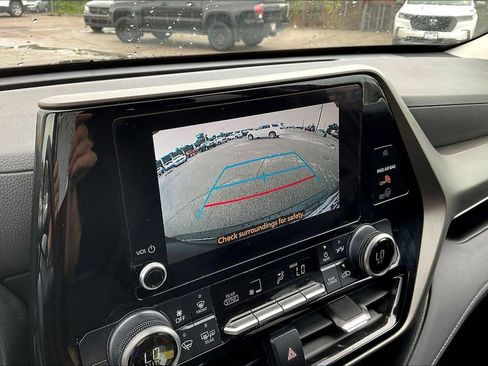 Used 2024 Toyota Highlander LE AWD/4WD image 22