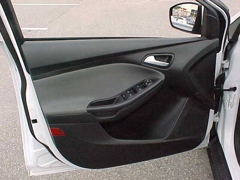 Used 2013 Ford Focus SE FWD image 18