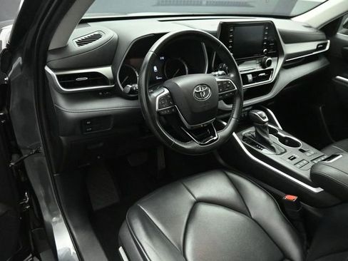 Used 2021 Toyota Highlander XLE AWD/4WD image 9