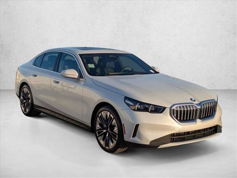 Used 2024 BMW 530i w/ Convenience Package image 3