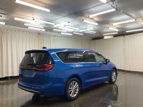 New 2027 Chrysler Pacifica Select FWD image 5