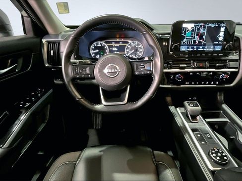 Used 2025 Nissan Pathfinder SL image 8