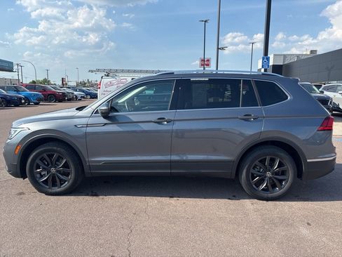 Used 2024 Volkswagen Tiguan SE w/ Panoramic Sunroof Package AWD/4WD image 8