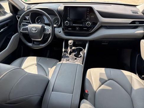 Used 2022 Toyota Highlander XLE image 19