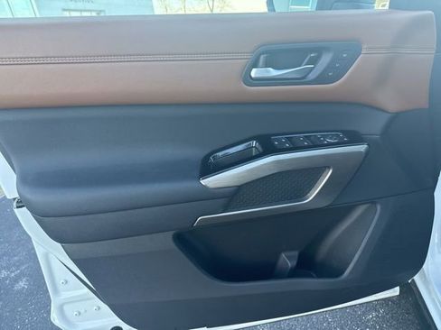 Used 2025 Nissan Pathfinder Platinum image 22