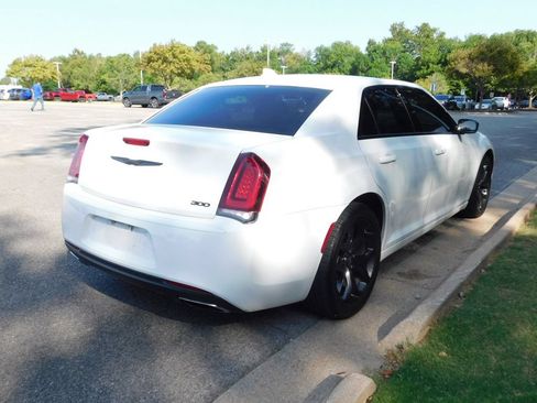 Used 2021 Chrysler 300 Touring w/ Sport Appearance Package RWD image 10