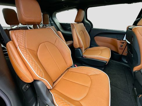 New 2026 Chrysler Pacifica Pinnacle w/ Trailer Tow Group image 39