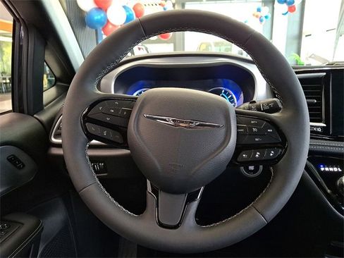 Certified 2023 Chrysler Pacifica Touring-L w/ S Appearance Package image 11