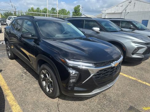 Used 2025 Chevrolet Trax LT w/ Driver Confidence Package FWD image 6