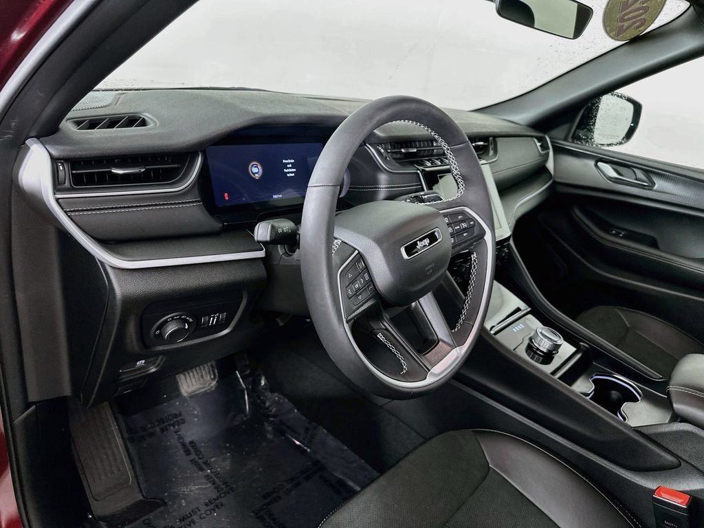 Certified 2025 Jeep Grand Cherokee Altitude AWD/4WD image 17