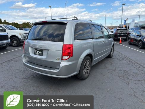 Used 2017 Dodge Grand Caravan SXT FWD image 8