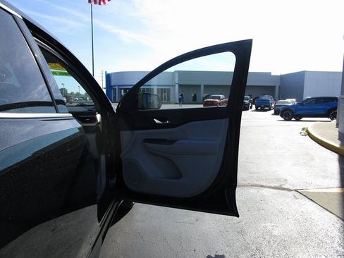 Used 2023 GMC Acadia SLT image 23