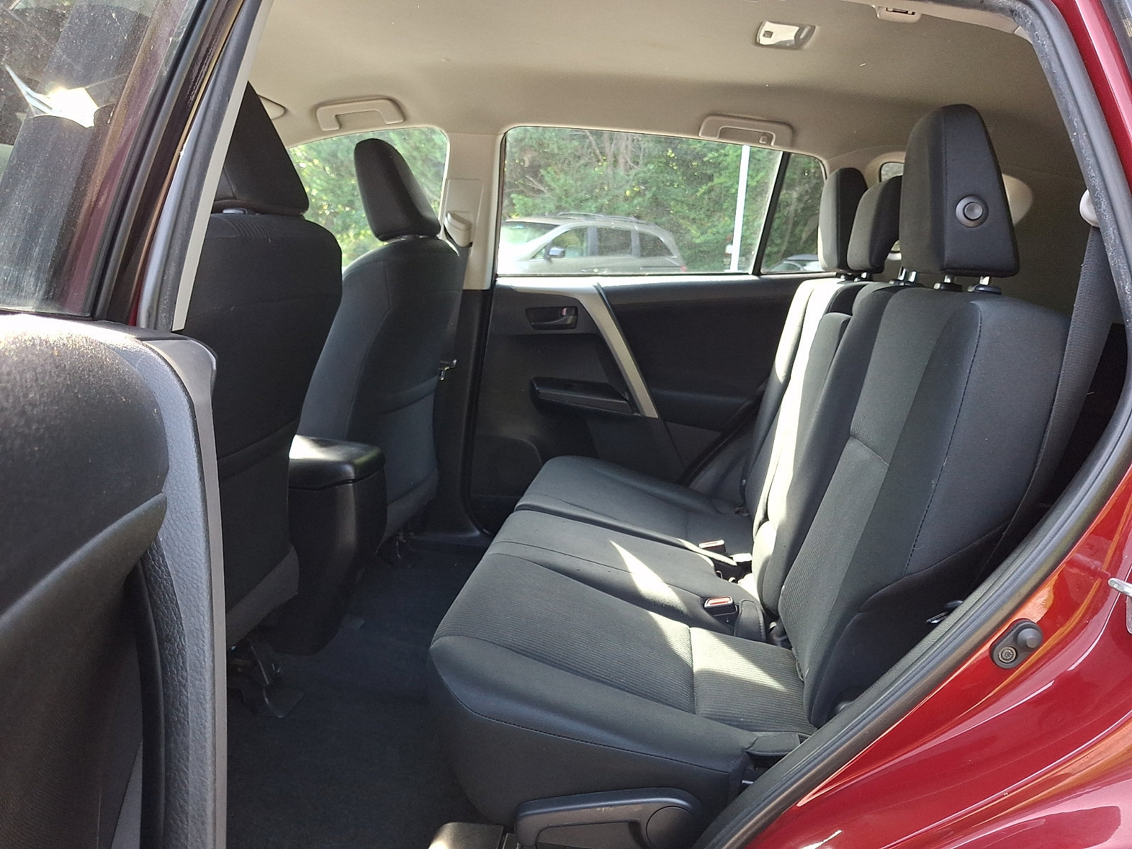 Used 2018 Toyota RAV4 LE w/ All Weather Liner Package AWD/4WD image 10