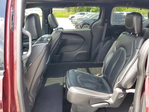 Used 2019 Chrysler Pacifica Limited w/ S Appearance Package FWD image 14