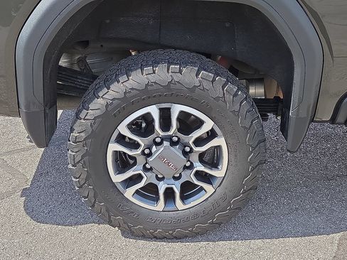 Used 2022 GMC Sierra 2500 AT4 w/ AT4 Preferred Package AWD/4WD image 17