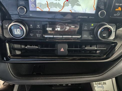 Used 2021 Toyota Highlander XLE AWD/4WD image 19