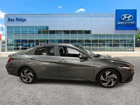 Used 2025 Hyundai Elantra SEL FWD image 2