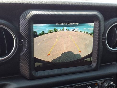 Used 2023 Jeep Wrangler Unlimited Sahara w/ Cold Weather Group AWD/4WD image 4