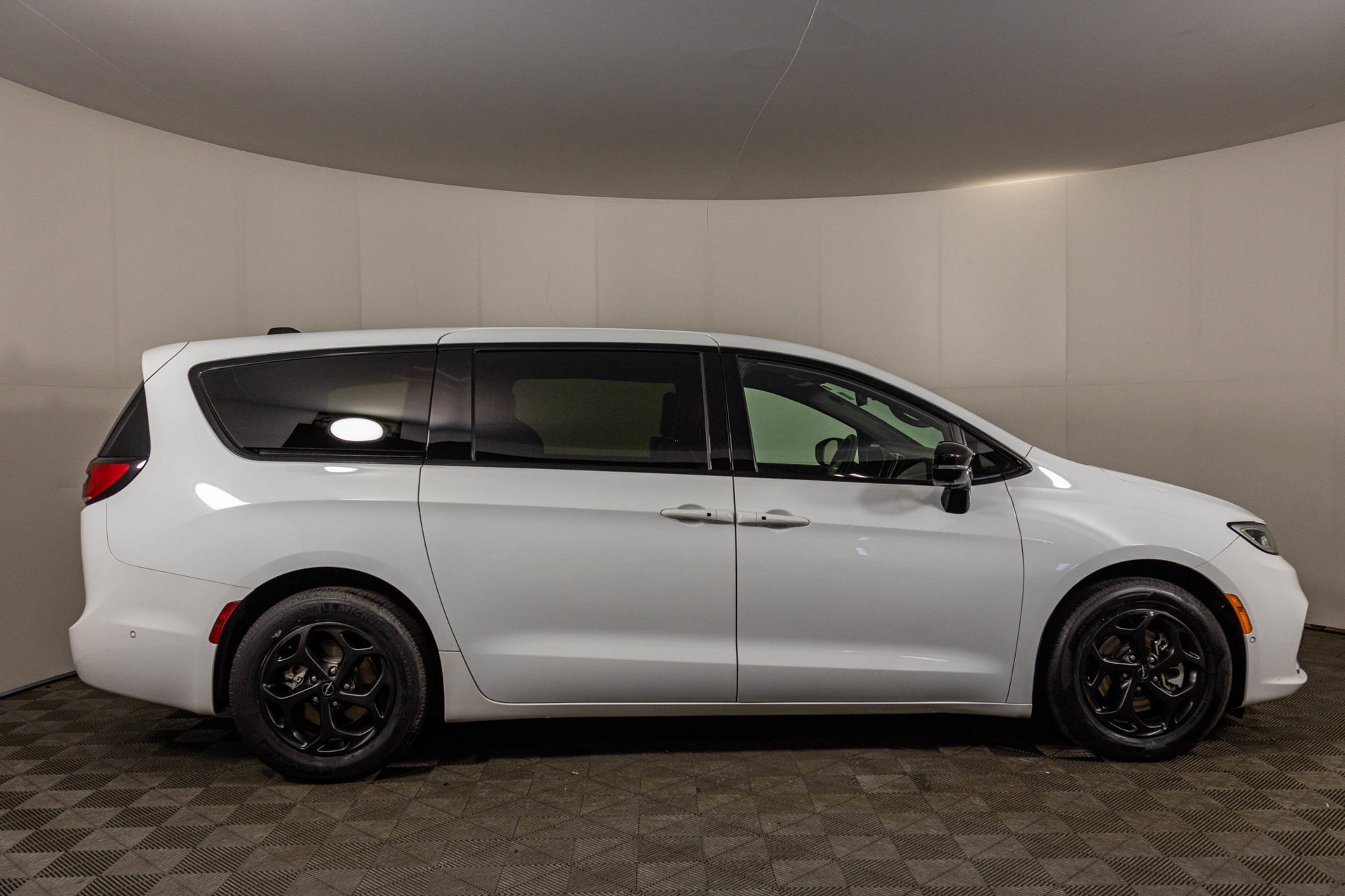 Used 2024 Chrysler Pacifica Limited FWD image 17