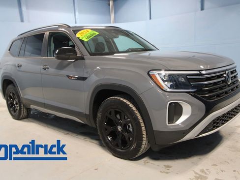 Used 2024 Volkswagen Atlas Peak Edition SE image 1