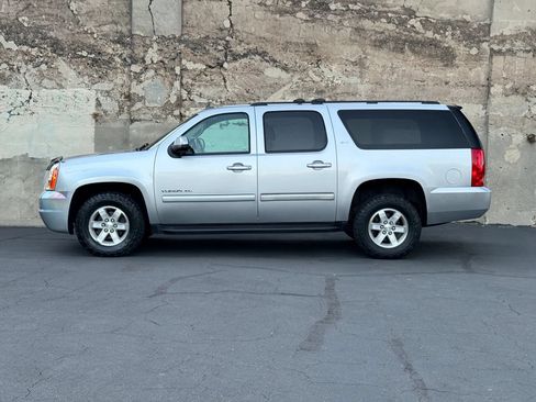 Used 2014 GMC Yukon XL SLT w/ SLT-2 Equipment Package AWD/4WD image 7
