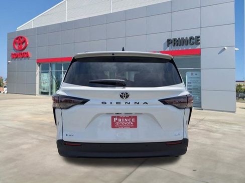 New 2026 Toyota Sienna XLE image 4