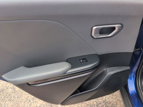 Used 2025 Kia K4 LXS image 32