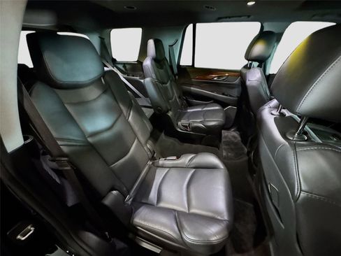 Used 2018 Cadillac Escalade Luxury image 12