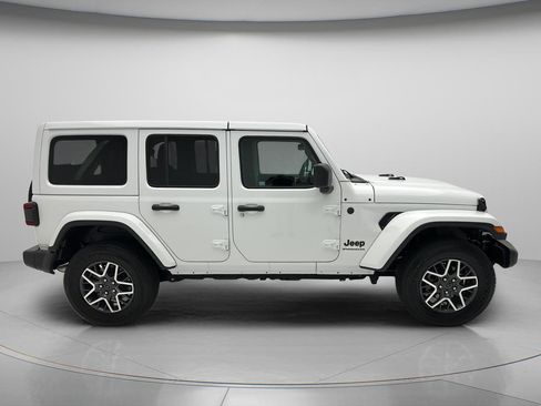Used 2025 Jeep Wrangler Unlimited Sahara AWD/4WD image 4