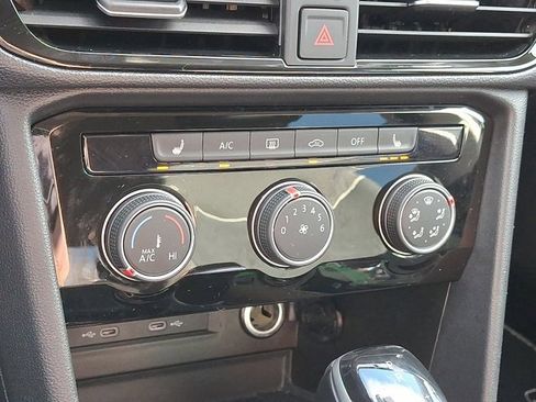 Used 2023 Volkswagen Taos SE w/ Black Wheel Package image 18