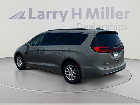 Used 2022 Chrysler Pacifica Touring-L FWD image 3
